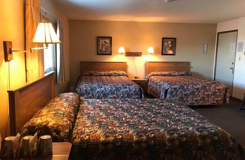 Riverton Hotel | Paintbrush Motel