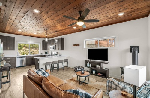 Orderville Cabin | Painted Cliffs| Zion & Bryce |Fire Pit |Hot Tub|
