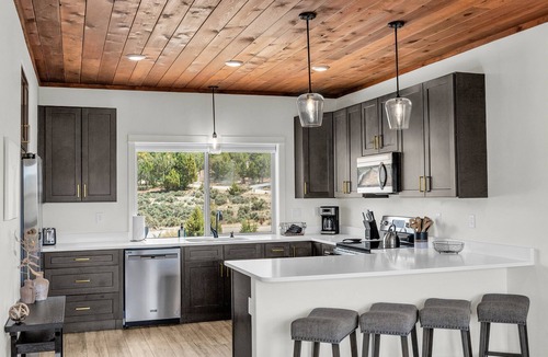 Orderville Cabin | Painted Cliffs| Zion & Bryce |Fire Pit |Hot Tub|