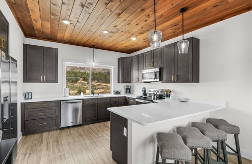 Orderville Cabin | Painted Cliffs| Zion & Bryce |Fire Pit |Hot Tub|