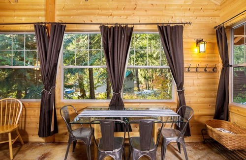 Leavenworth House | Painted Pony Cabin