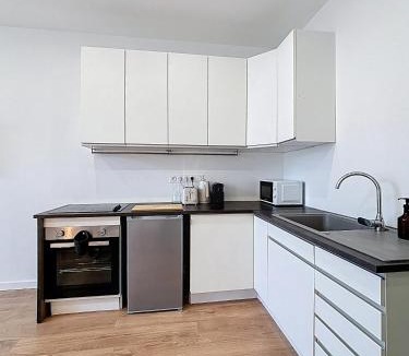 Secteur 4 Apartment | Paisible & Ensoleillé T3, WIFI Fibre et Balcon