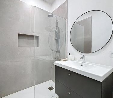 Secteur 4 Apartment | Paisible & Ensoleillé T3, WIFI Fibre et Balcon