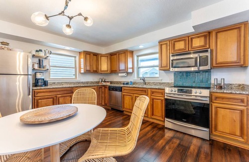 Galveston House | Paix Bleu Private Pool & Spa | 4BR Sleeps 12 | Pet Welcoming