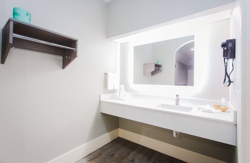 Spring Branch West Hotel | Palace Inn Beltway 8 & Westview