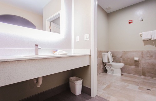 Spring Branch West Hotel | Palace Inn Beltway 8 & Westview