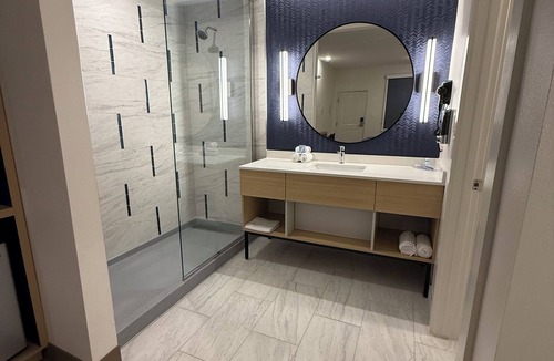 US 290 Hotel | Palace Inn Blue 290 W 43rd & Bingle Rd