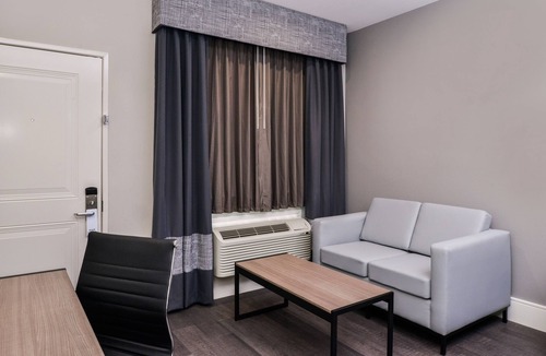 Barker Hotel | Palace Inn Blue Tomball Parkway