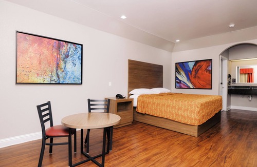 North Shore Hotel | Palace Inn I10East & John Ralston