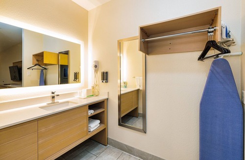 Humble Hotel | Palace Inn IAH Houston Bush Intercontinental Airport