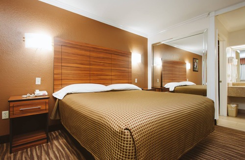 Lawndale/ Wayside Hotel | Palace Inn Wayside