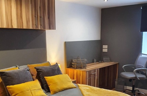 Huddersfield Apartment | Palace Studio 1 Bedroom Apartment self-contained