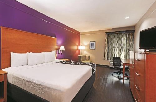 Barker Hotel | Palacio Royale Inn Signature Katy