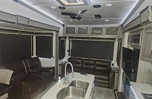 Palacios House | Palacios Cozy New 5th Wheel 2 Queen Beds