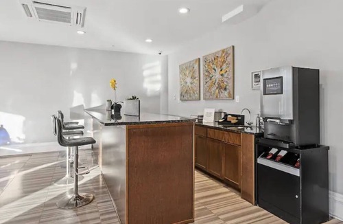 Olde Kensington Apartment | Palatial 1BR with Rooftop Pool