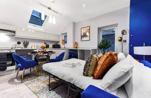 Hammersmith and Fulham House | Palatial Style House Secs to Lovely River Walk