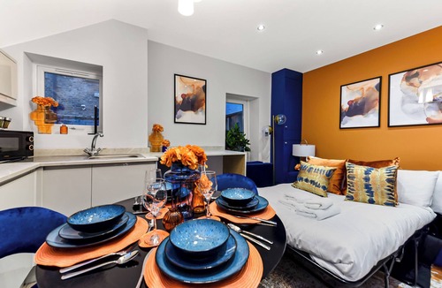 Hammersmith and Fulham House | Palatial Style House Secs to Lovely River Walk