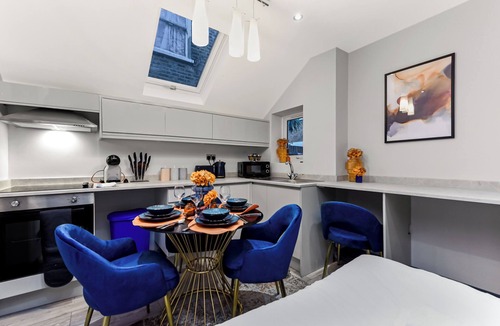 Hammersmith and Fulham House | Palatial Style House Secs to Lovely River Walk