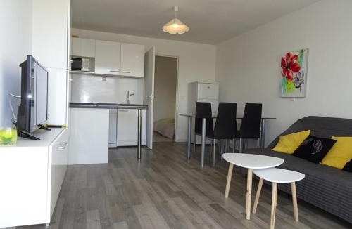 Palavas-les-Flots Apartment | Palavas-les-Flots : T2 cabine climatisé en RDJ avec piscine et parking, à 400m de la plage - FR-1-559-4