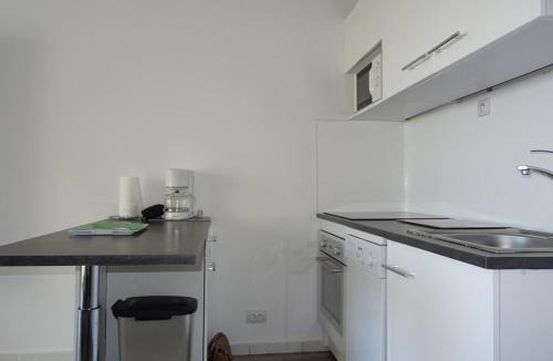 Palavas-les-Flots Apartment | Palavas-les-Flots : T2 cabine climatisé en RDJ avec piscine et parking, à 400m de la plage - FR-1-559-4