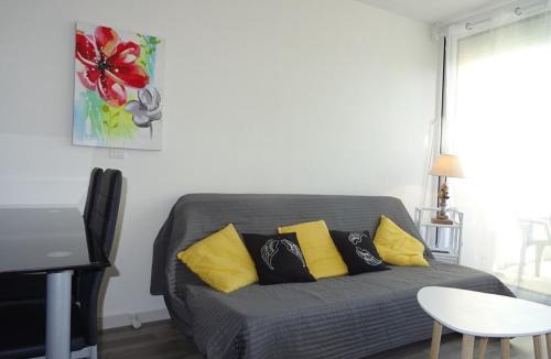 Palavas-les-Flots Apartment | Palavas-les-Flots : T2 cabine climatisé en RDJ avec piscine et parking, à 400m de la plage - FR-1-559-4