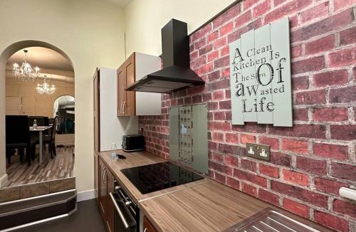 Edmonton House | Palaz 7 - 5 bedroom house