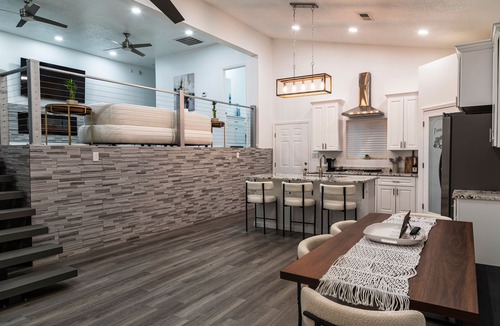 Northwest Heights House | Palisades hills home with City Mountain View’s
