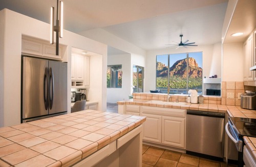 Sedona House | Palisades Sanctuary, Heated Saltwater Pool & Spa, Panoramic Views, Large Decks