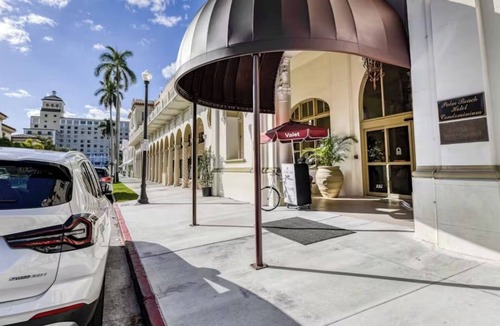 Palm Beach Apartment | Palm Beach 1BR | Steps to Beach and Pool