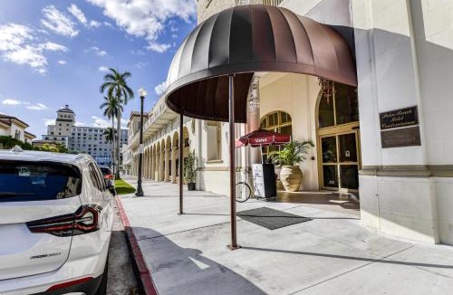 Palm Beach House | Palm Beach Hotel 3008