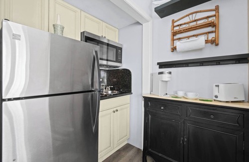 Palm Beach Bed & Breakfast | Palm Beach Tropical Balcony Studio Pool Beach Walk