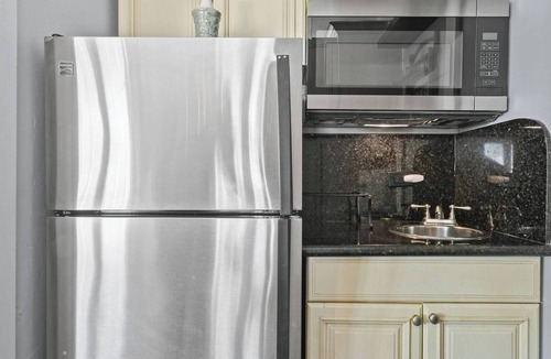 Palm Beach Bed & Breakfast | Palm Beach Tropical Balcony Studio Pool Beach Walk