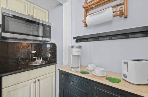 Palm Beach Bed & Breakfast | Palm Beach Tropical Balcony Studio Pool Beach Walk