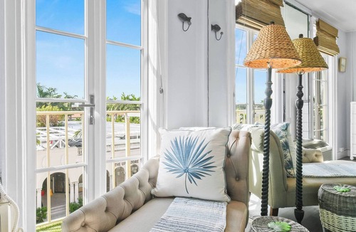 Palm Beach Bed & Breakfast | Palm Beach Tropical Balcony Studio Pool Beach Walk