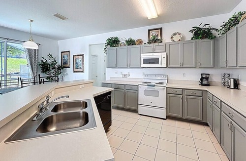 Legacy Park House | Palm Breeze: Private Pool/Spa & 24/7 Support!