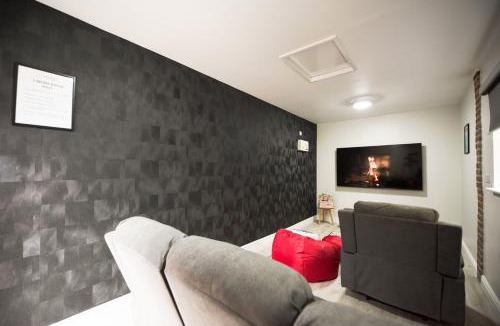 Reading House | Palm Cottage