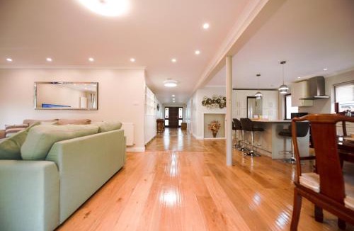 Reading House | Palm Cottage