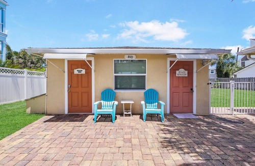 St. Augustine Beach House | Palm Cottage: Cozy 1 Bedroom Beachside Cottage - Dog Friendly