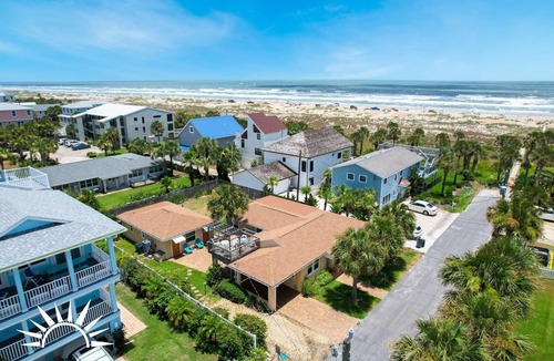 St. Augustine Beach House | Palm Cottage: Cozy 1 Bedroom Beachside Cottage - Dog Friendly