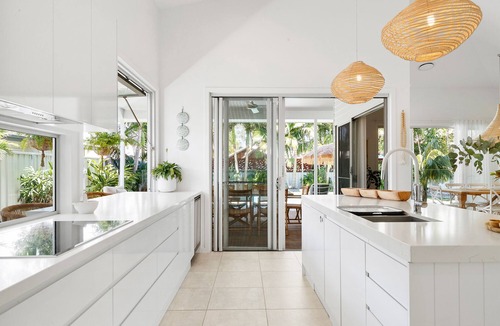 Suffolk Park House | Palm Cove Gated Beachside Retreat