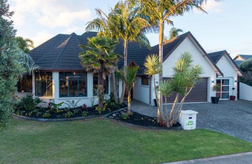 Papamoa Beach House | Palm Paradise with Spa