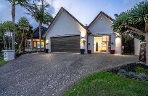 Papamoa Beach House | Palm Paradise with Spa