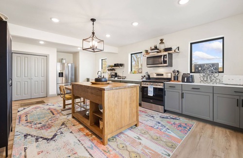 Springdale House | Palm Pool House-Pool-IN Downtown-Walk Everywhere!