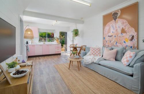 Bateau Bay Villa | Palm Springs Oasis in Bateau Bay