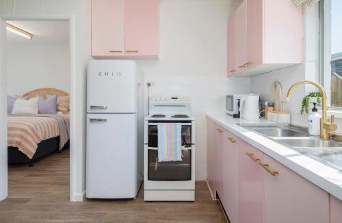 Bateau Bay Villa | Palm Springs Oasis in Bateau Bay