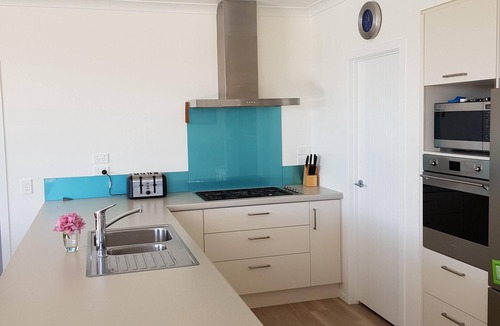 Papamoa Beach House | Palm Springs Retreat