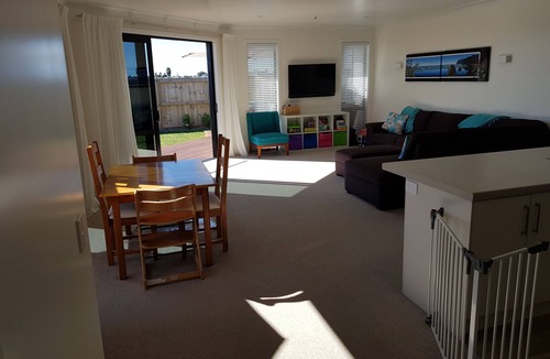 Papamoa Beach House | Palm Springs Retreat