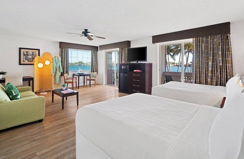 North Bay Village Hotel | Palm Tree Club Miami Hotel