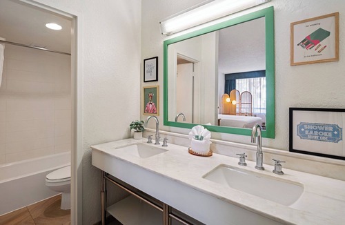 North Bay Village Hotel | Palm Tree Club Miami Hotel
