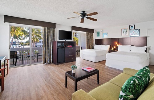 North Bay Village Hotel | Palm Tree Club Miami Hotel